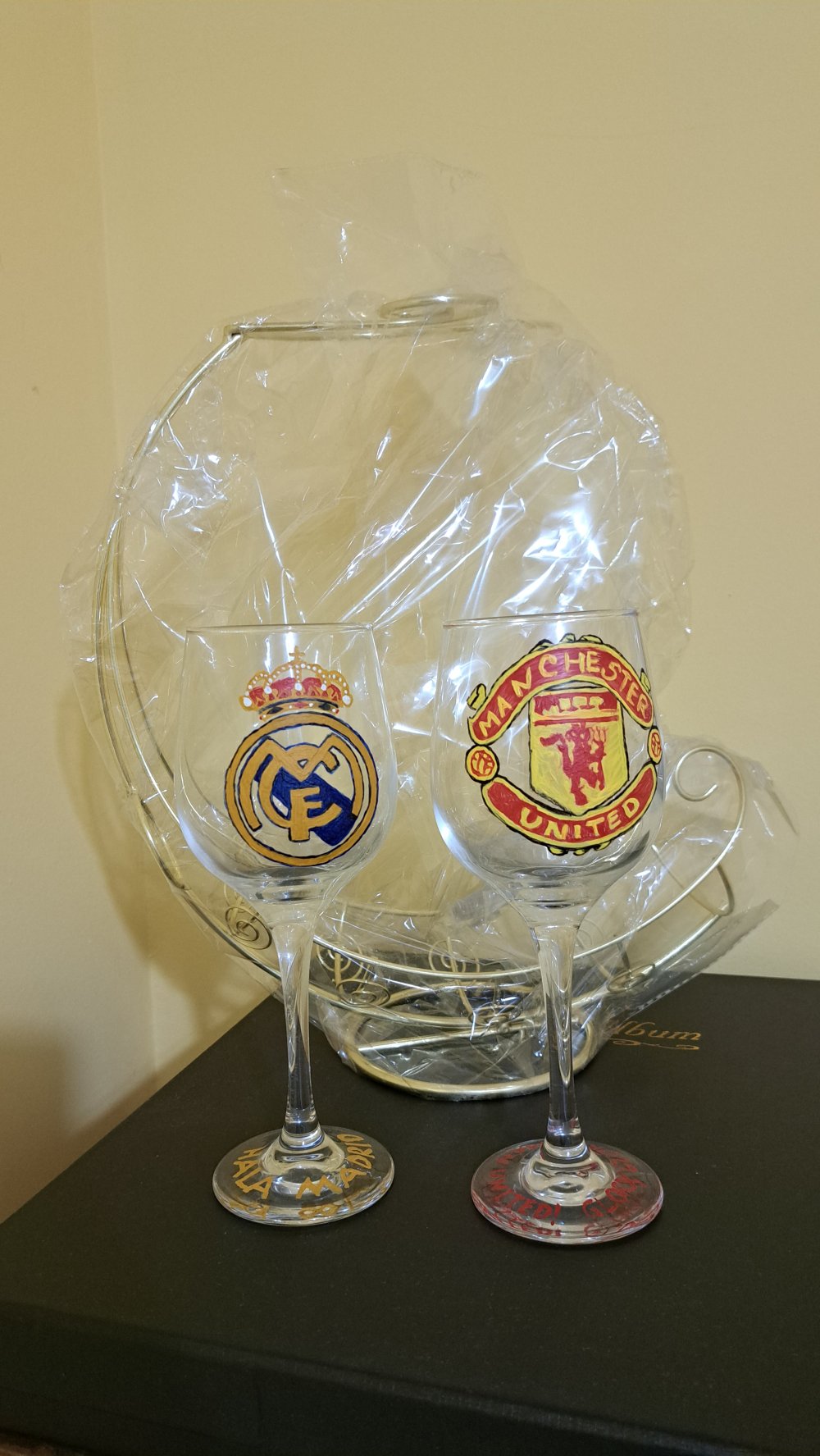 Комплект чаши ръчнорисувани с поставка 